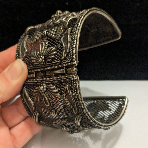 Incredible vintage wide cuff filigree bracelet - Picture 3 of 6